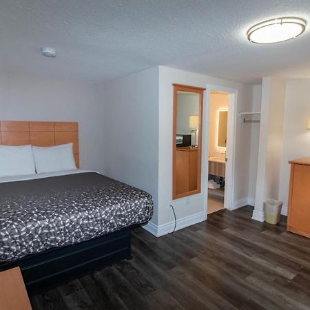 Borden Inn And Suites 앵거스 외부 사진