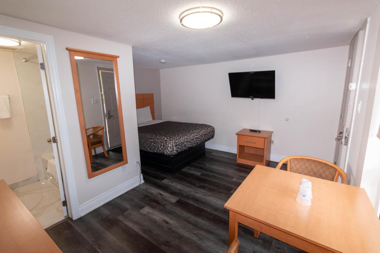 Borden Inn And Suites 앵거스 외부 사진