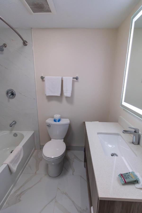 Borden Inn And Suites 앵거스 외부 사진